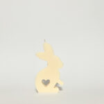 Hase Osterkerze mit Herzbauch rechts